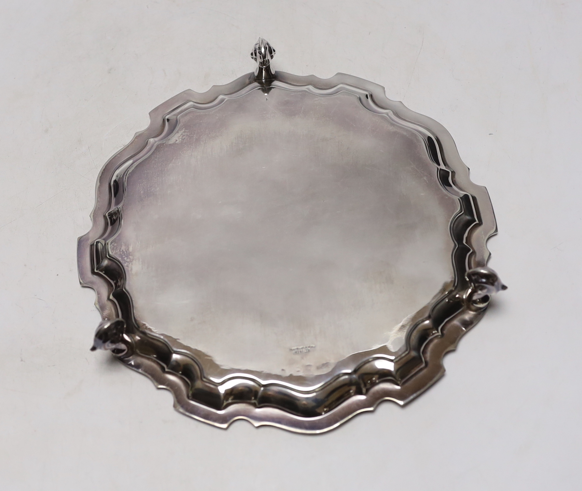 An Elizabeth II silver presentation salver, with engraved inscription and pie crust border, Viners Ltd, Sheffield, 1965, 20.4cm, 1965, 9.3oz.